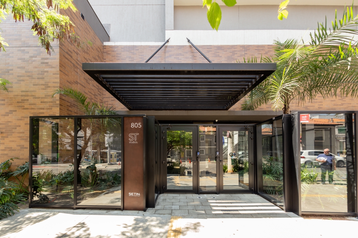 Prédio moderno com elevador acessível